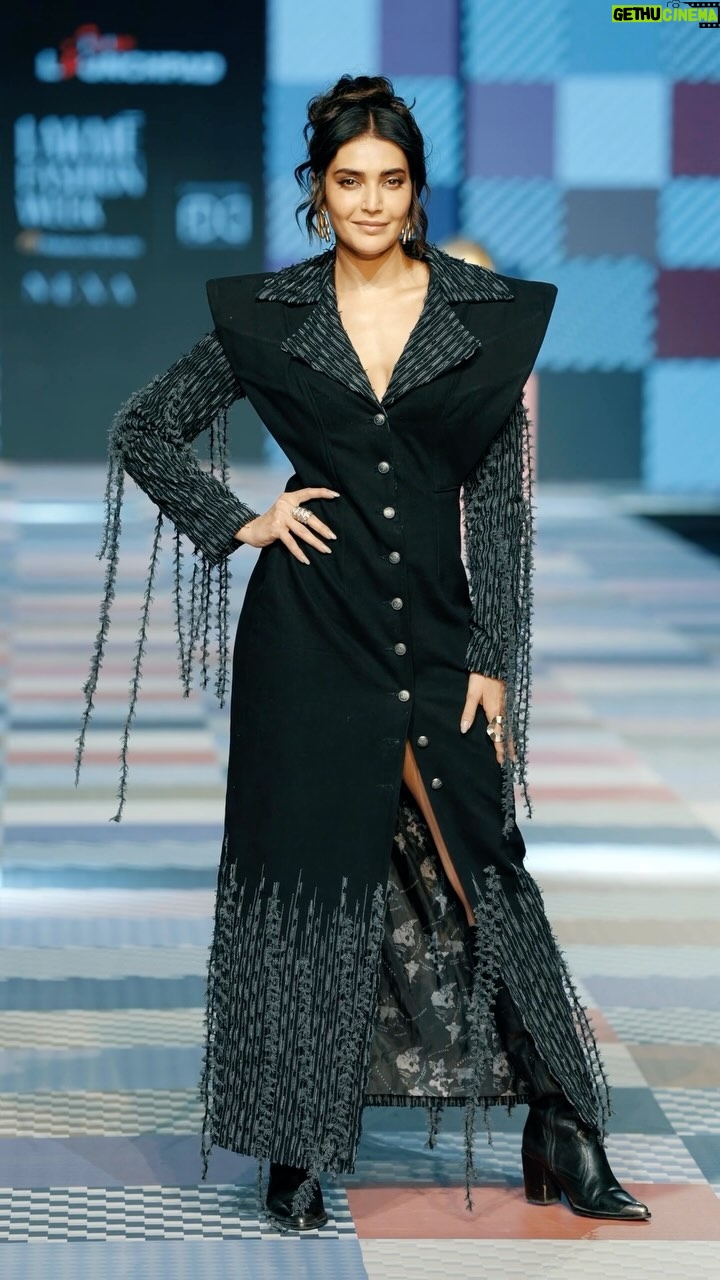 Karishma Tanna Instagram - @karishmaktanna turns showstopper for INIFD Launchpad on Day 1 of Lakmē Fashion Week in partnership with FDCI. @inifdofficial @lakmeindia @fdciofficial @reliancebrandsltd @r1seworldwide #UltimateFaceDefinition #InifdAtLakmeFashionWeekxFDCI #LakmēFashionWeekxFDCI #LFWxFDCI #LakmēFashionWeek #LFW #FDCI #INIFD #Proud2bDesigner #FashionDesignStudent #FashionDesigner #interiordesign #interiordesigner #interiordesigning #InteriorDesignStudentFDCIxLakmefashionweek #LaunchPadAtLFW #5DaysOfFashion #LakmeFashionWeek #LFW