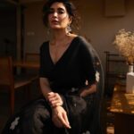 Karishma Tanna Instagram - 🖤 Saree @atbw.shop Make up & hair @shraddhamishra8 Jewellery- @koharbykanika Styling @ananyaarora2013 Click @inaflare