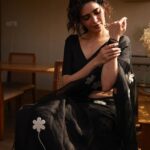 Karishma Tanna Instagram - 🖤 Saree @atbw.shop Make up & hair @shraddhamishra8 Jewellery- @koharbykanika Styling @ananyaarora2013 Click @inaflare