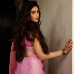 Karishma Tanna Instagram - 🩷 . . . Saree- @suta_bombay x @theboltpr Blouse- mittisae Jewellery - @sangeetaboochra x @aquamarine_jewellery Hair &make up by @shraddhamishra8 Photographer- @inaflare Styled by - @ananyaarora2013 Assisted by - @Hastii_doshii_10