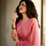 Karishma Tanna Instagram - 🩷 . . . Saree- @suta_bombay x @theboltpr Blouse- mittisae Jewellery - @sangeetaboochra x @aquamarine_jewellery Hair &make up by @shraddhamishra8 Photographer- @inaflare Styled by - @ananyaarora2013 Assisted by - @Hastii_doshii_10