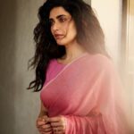 Karishma Tanna Instagram - 🩷 . . . Saree- @suta_bombay x @theboltpr Blouse- mittisae Jewellery - @sangeetaboochra x @aquamarine_jewellery Hair &make up by @shraddhamishra8 Photographer- @inaflare Styled by - @ananyaarora2013 Assisted by - @Hastii_doshii_10