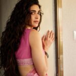 Karishma Tanna Instagram - 🩷 . . . Saree- @suta_bombay x @theboltpr Blouse- mittisae Jewellery - @sangeetaboochra x @aquamarine_jewellery Hair &make up by @shraddhamishra8 Photographer- @inaflare Styled by - @ananyaarora2013 Assisted by - @Hastii_doshii_10