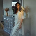 Karishma Tanna Instagram - Sunday Feels 🤍 Outfit @devnaagri Jewellery @sangeetaboochra @aquamarine_jewellery Stylist @stylebysaachivj @shefali_hairstylist.81 @mourya