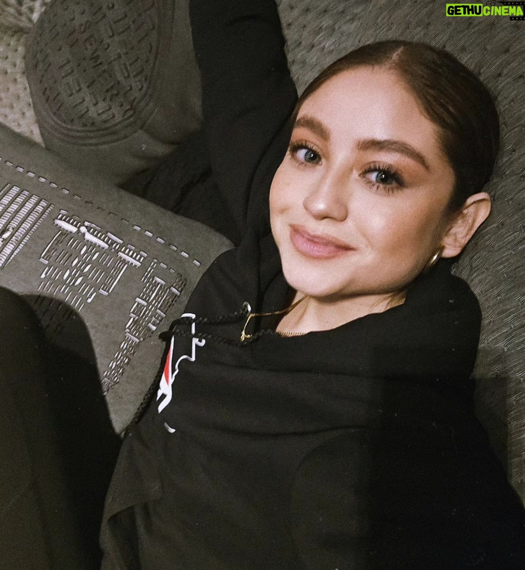 Karol Sevilla Instagram - Me siento en un huracán de emociones! Donde la música se convierte en mi refugio más grande. 🎶✨️
