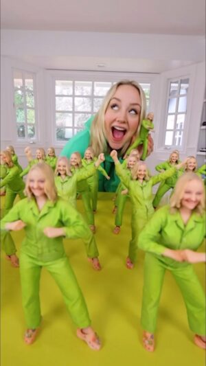 Kelli Erdmann Instagram - Greenman is still feeling nauseous 😵‍💫 Worth it 

thanks @doplme for making all the mini-me’s!! #dopl #happykelli #dance #zoetrope #greenman #animation
