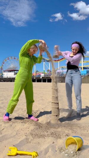Kelli Erdmann Instagram - Best way to make a sandcastle 🏖️🏰

#vfx