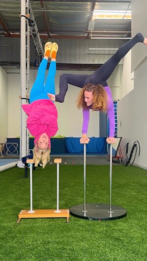Kelli Erdmann Instagram - Had to show @sofiedossi how it’s done a while back 😝

#vfx #results #happykelli #sofiedossi #contortion