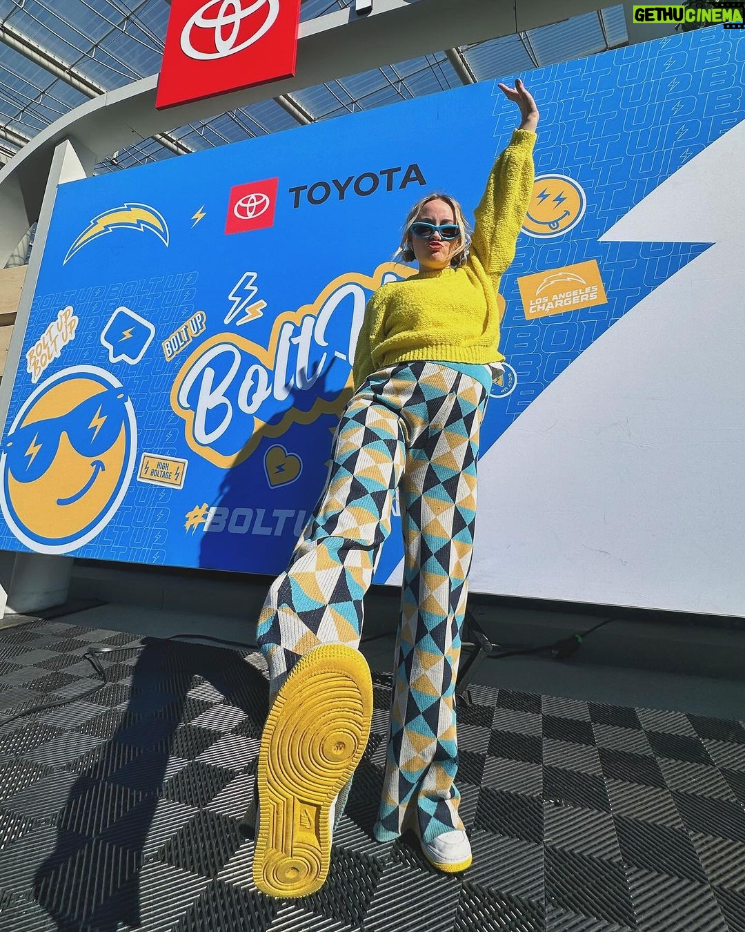 Kelli Erdmann Instagram - Thanks @toyotasocal for inviting us to the @chargers game!! Taylor wasn’t there but we had so much fun!! 😝 #ad #chargers SoFi Stadium
