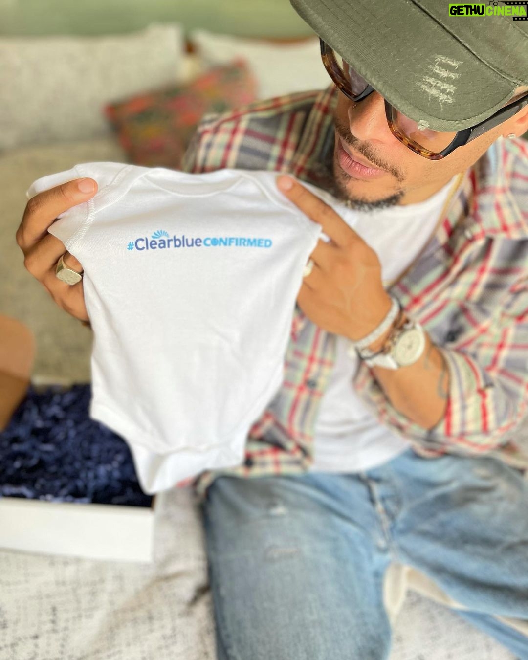 Kelly McCreary - 85.5K Likes - Baby’s first onesie! The absolute best moment of all was sharing the news with @petechatmon. And how cute are these tiny things!! A heartfelt thanks again to @Clearblue for the affirmation and confirmation along our journey to starting a family!
#ClearbluePartner, #ClearblueConfirmed