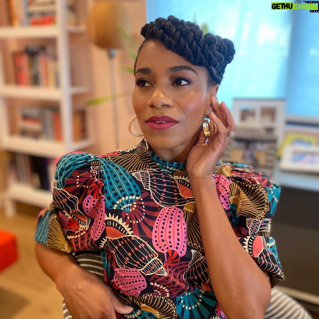 Kelly McCreary - 72.7K Likes - Contemplating whether y’all would like me to share a handful of favorite products/brands I’ve discovered this year to inspire your last-minute holiday shopping... or if I’m waaay too late for that. Thoughts? #stuffkellylikes 📷: @saniyyahsahar EDIT: I see many requests for info on the blouse! Also a new fave— @farmrio, an eco-friendly brand out of Brazil featuring a bounty of feast-for-the-eyes/ jazz-up-your-zoom-meeting prints.