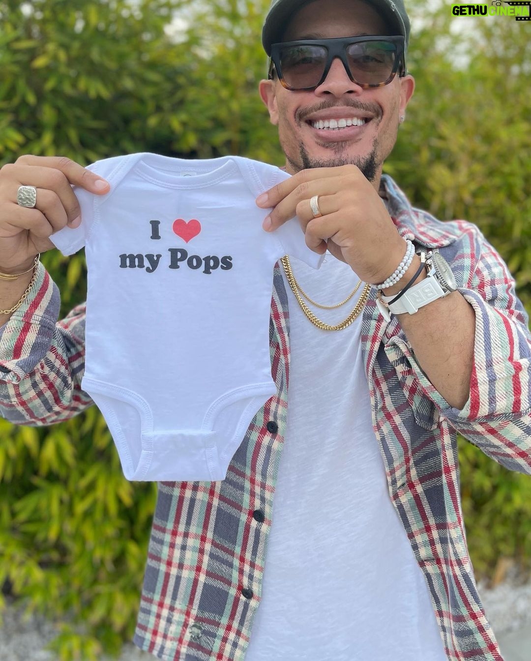 Kelly McCreary - 85.5K Likes - Baby’s first onesie! The absolute best moment of all was sharing the news with @petechatmon. And how cute are these tiny things!! A heartfelt thanks again to @Clearblue for the affirmation and confirmation along our journey to starting a family!
#ClearbluePartner, #ClearblueConfirmed