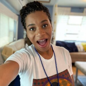 Kelly McCreary Instagram - First trailer selfies of Season 18: a series. 😘 #weback