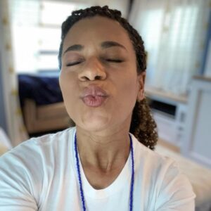 Kelly McCreary Instagram - First trailer selfies of Season 18: a series. 😘 #weback