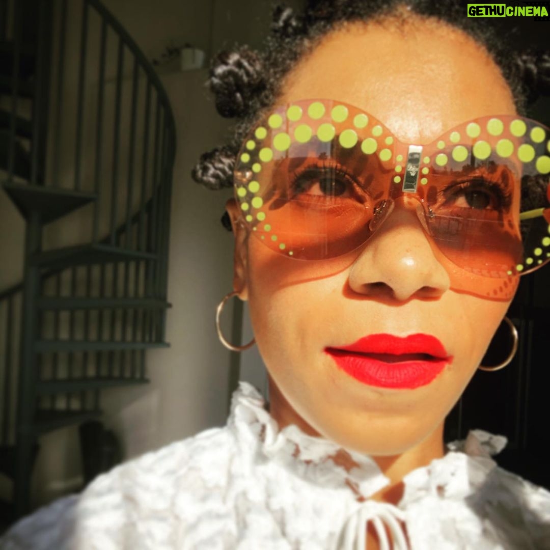 Kelly McCreary Instagram - Iβd been saving these @orijinculture sunnies to make their debut on vacation... so here I come, sofa. π π (Travel Fantasy Fabulousness by @orijinculture ππΎππΎ)