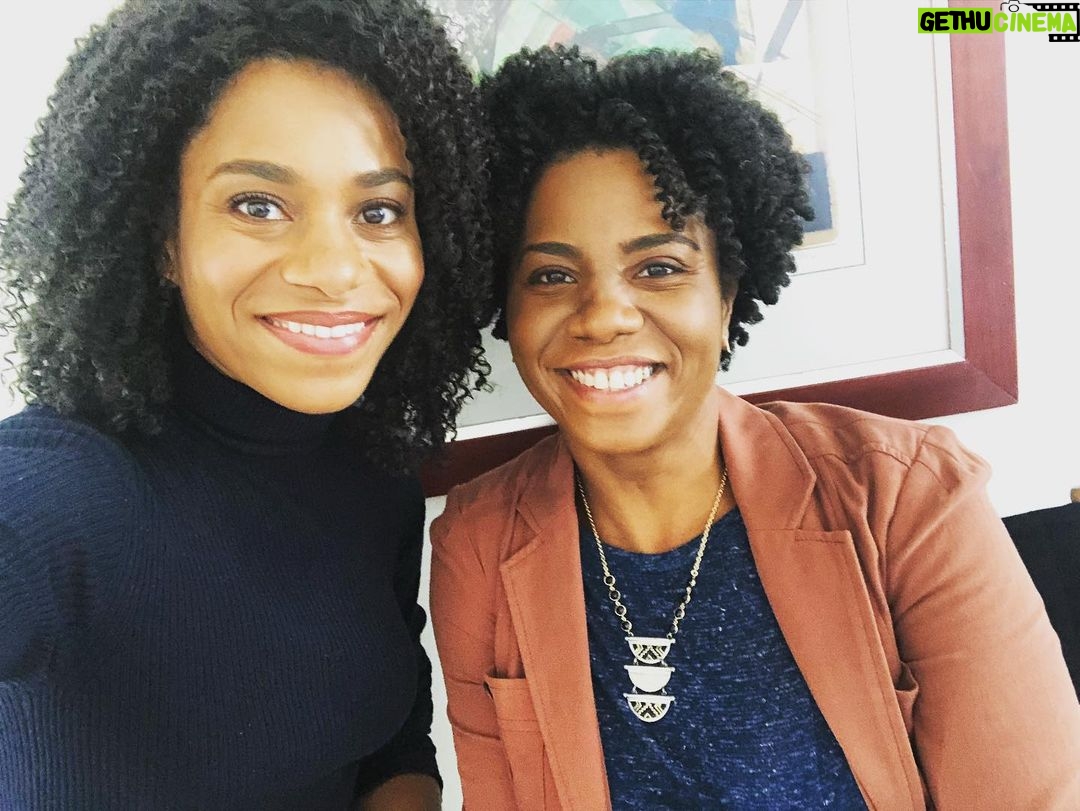 Kelly McCreary Instagram - From a @greysabc IG takeover to a McCreary sisters TV takeover!! Who’s watching #GreysAnatomy tonight??