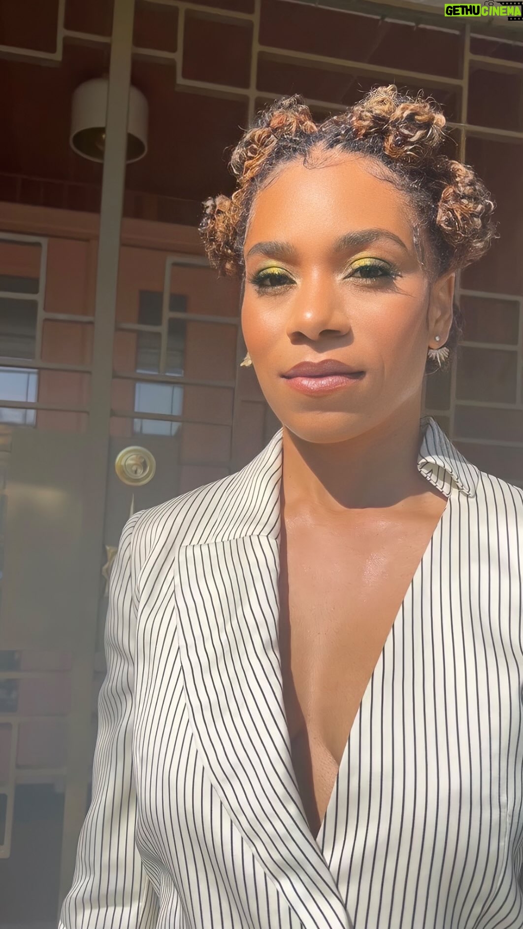 Kelly McCreary Instagram - I can (k)not get enough of how this entire look came together on @seekellymccreary. // @naacpimageawards luncheon 02.04.2023 Hair @marjthestylist Mua @bobbierileybeauty Reel @marjthestylist #lookgoodfeelgooddowell #hairbymarjorielightford #lahairstylist #redcarpet #hollywood #outside #instagood #fashion #babyhair #bantuknots #makeup #hairstyles #kinkyhair #4chair #naturalhairstyles #naturalhair Los Angeles, California