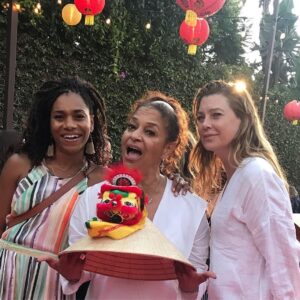 Kelly McCreary Instagram - Season 16! We ready!!! #repost @therealdebbieallen
・・・
We’re back!!!💋✨ @ellenpompeo @seekellymccreary #greysanatomy
