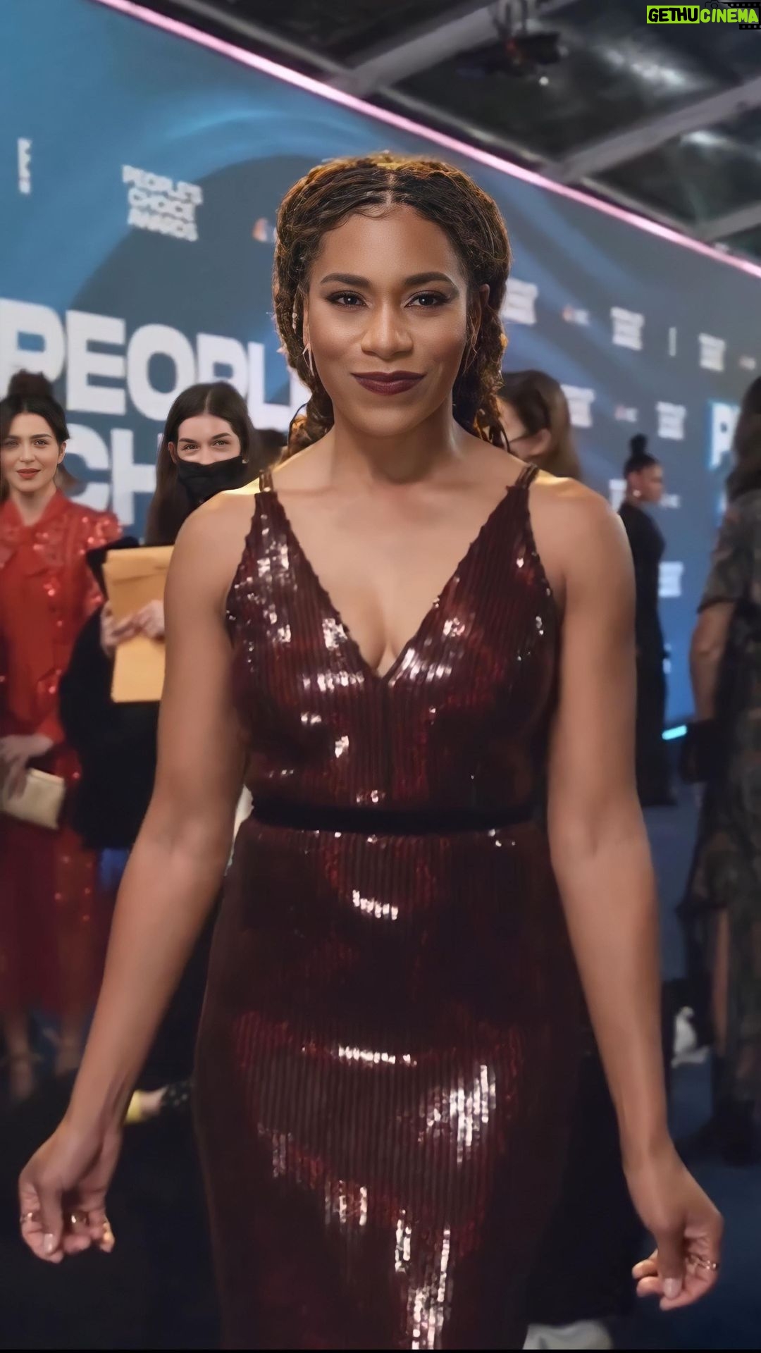 Kelly McCreary Instagram - I’m on a different type of time right now. I’m building a new me. // @seekellymccreary X @peopleschoice #awards Twists styled and adorned by @marjthestylist Twist installed* by @jeanneep MUA @jazzemakeup Wardrobe @andriamichellebush #lookgoodfeelgooddowell @greysabc #losangeleshairstylist #redcarpet #peopleschoiceawards #hairbymarjorielightford #hairstyles Los Angeles, California