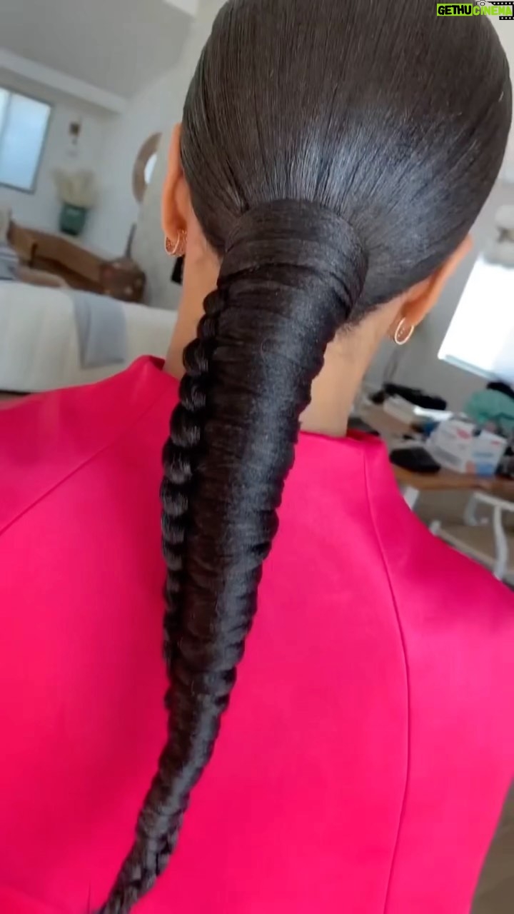 Kelly McCreary Instagram - Tonight marks the 400th episode of @greysabc β¦ And this post marks the time I got done up and left the house to celebrate it. #greys400 Shoutout to @marjthestylist on hair and for this recycled reel π, @andriamichellebush for the fabulous @brandonmaxwell / @prada look, and @bethanygmakeup for the beat. πππ