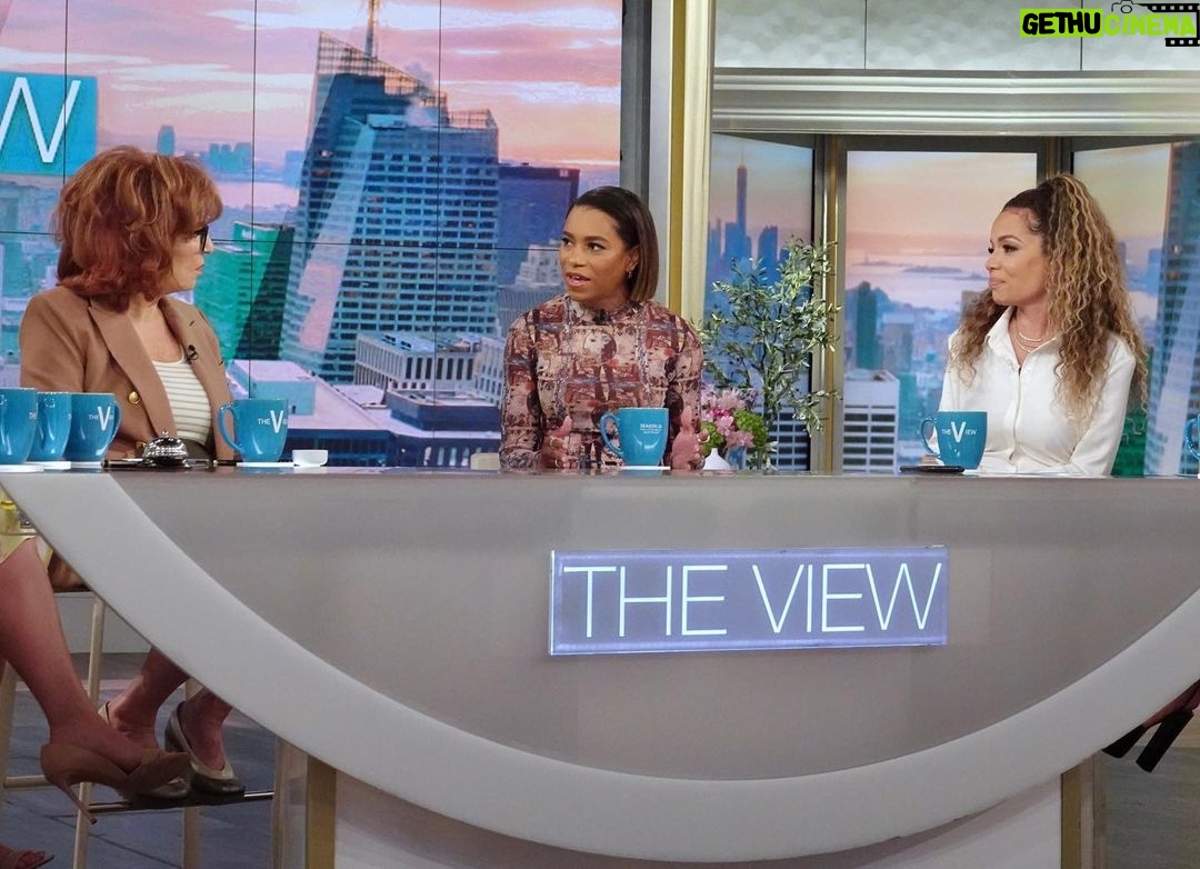 Kelly McCreary Instagram - Huge thank you to @theviewabc for having me on to chat about Maggie Pierce and tonight’s Grey’s Anatomy season finale! I had the best time sitting at that iconic table chatting with legends. Hope I didn’t cry on you too much, Whoopi. 😭🙌🏾Link in bio for full segment. Beautification team: 💄: @nickbarose 💇🏽♀️: @marjthestylist and @elizabeth.semande 👗: @andriamichellebush
