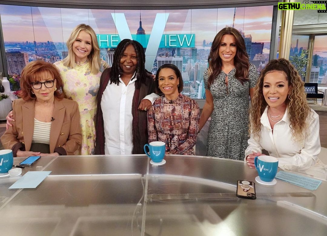 Kelly McCreary Instagram - Huge thank you to @theviewabc for having me on to chat about Maggie Pierce and tonight’s Grey’s Anatomy season finale! I had the best time sitting at that iconic table chatting with legends. Hope I didn’t cry on you too much, Whoopi. 😭🙌🏾Link in bio for full segment. Beautification team: 💄: @nickbarose 💇🏽♀️: @marjthestylist and @elizabeth.semande 👗: @andriamichellebush