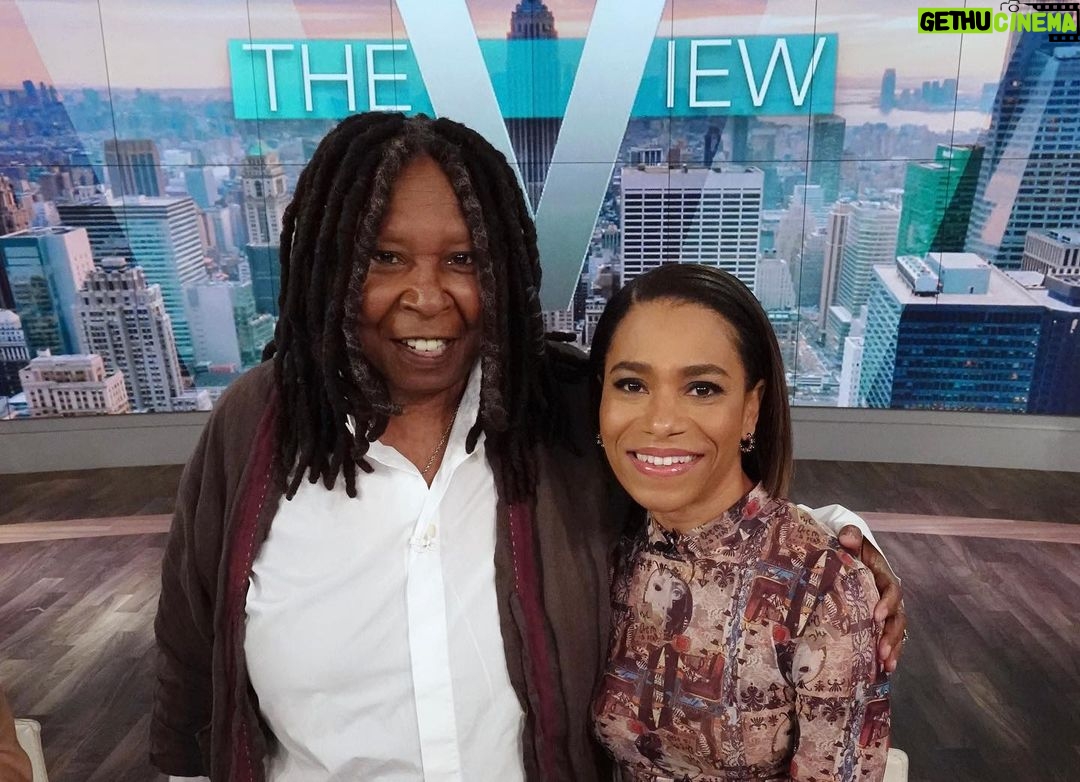Kelly McCreary Instagram - Huge thank you to @theviewabc for having me on to chat about Maggie Pierce and tonight’s Grey’s Anatomy season finale! I had the best time sitting at that iconic table chatting with legends. Hope I didn’t cry on you too much, Whoopi. 😭🙌🏾Link in bio for full segment. Beautification team: 💄: @nickbarose 💇🏽♀️: @marjthestylist and @elizabeth.semande 👗: @andriamichellebush