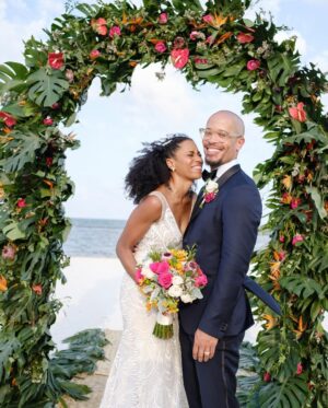 Kelly McCreary Instagram - Four years in… and I’d do it again and again. Happy anniversary, baby. 🖤🤲🏽💋