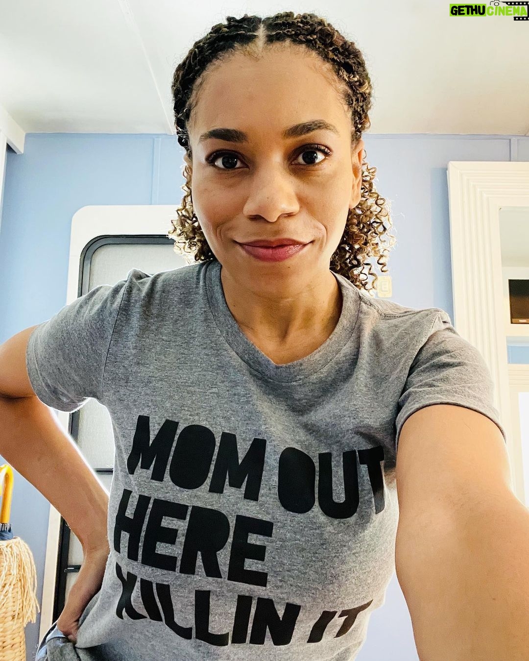 Kelly McCreary Instagram - Shoutout to every working mother keeping plates spinning like a circus act. 💁🏽♀️