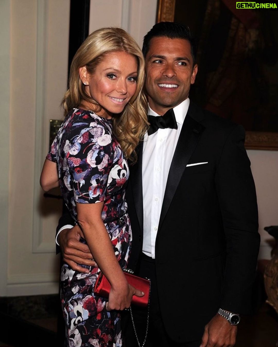 Kelly Ripa Instagram - Just a couple of nerds at the nerd prom … @Instasuelos #FBF #WhiteHouseCorrespondentsDinner 2012