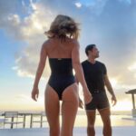 Kelly Ripa Instagram - #tbt 2020 Threw backside and had a cheeky new year🎄🎉🌴#throwbackthursday