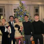 Kelly Ripa Instagram - Merry Christmas ♥️ the Consuelos family (dogs lasted for one photo, kids for two)
