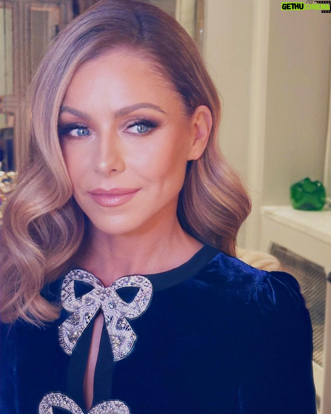 Kelly Ripa Instagram - About last night 🎀
