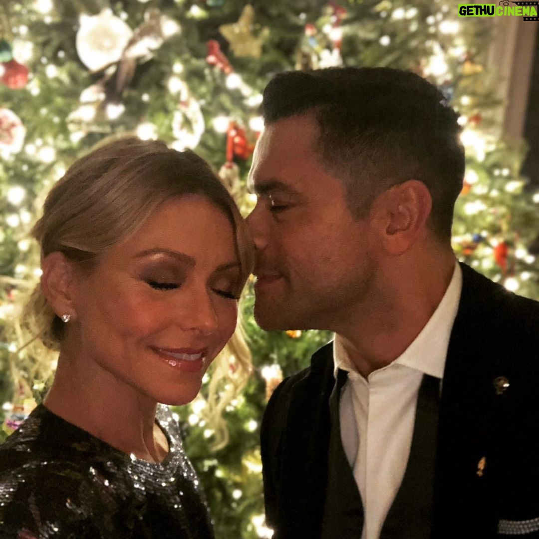 Kelly Ripa Instagram - #tbt 2018🎄Big Tree Energy