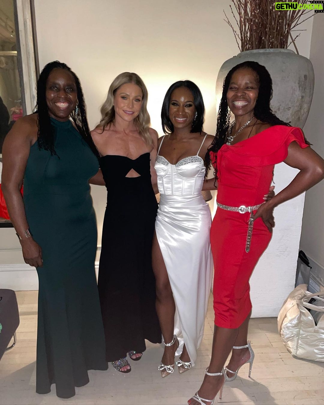 Kelly Ripa Instagram - About last night! If you haven’t seen @complexions_ballet yet, RUN to the @thejoycetheater today. Thank you @desmondrich7 @dwightrhodenchoreo for an evening of excellence in dance. 🩰