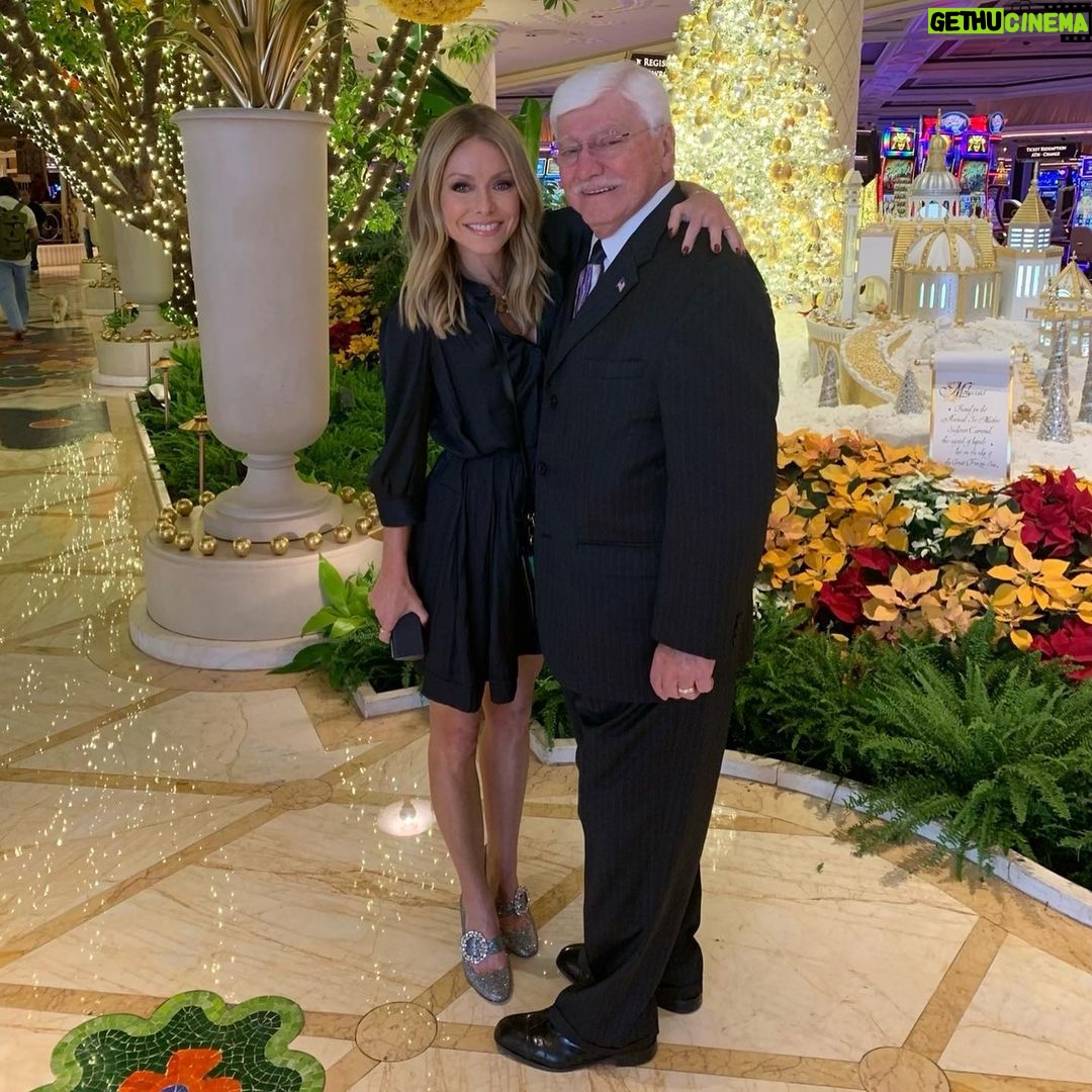 Kelly Ripa Instagram - Let’s hear it for the dads!!! @instasuelos