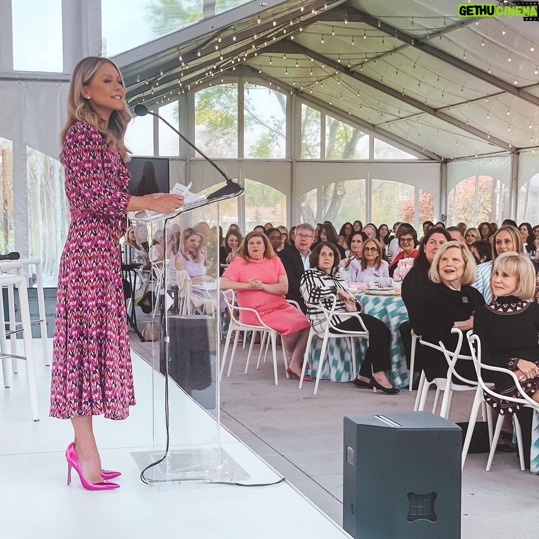 Kelly Ripa Instagram - #LadiesWhoLunch 💕Thanks for having me today, @umichmedicine @mottchildren! When women support each other, incredible things happen … #michiganmedicine #goblue