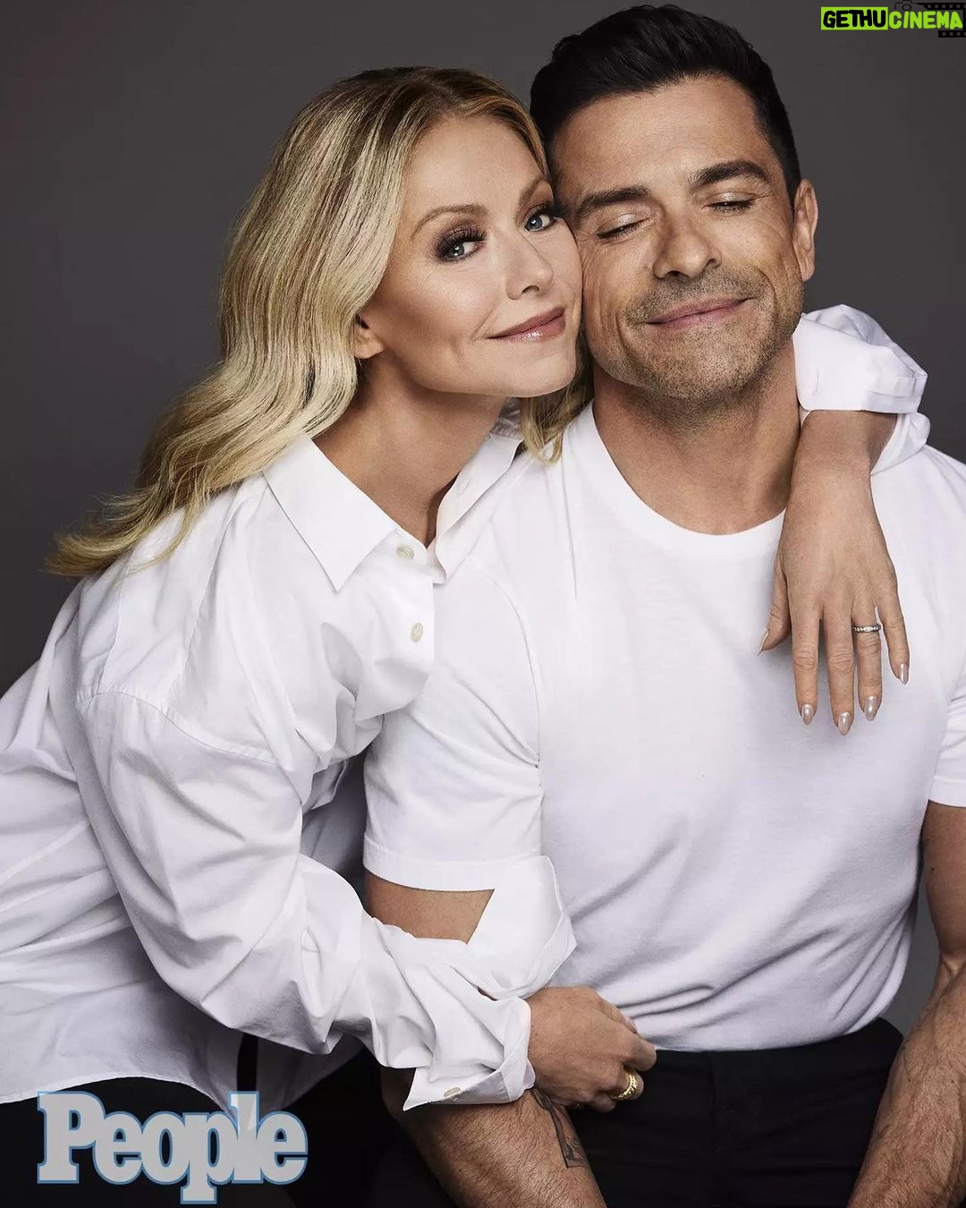 Kelly Ripa Instagram - Sharing the cover (with my lover) 😉 HR is going to love this!!! @People Magazine on newsstands Friday. 💕 @instasuelos #linkinstories