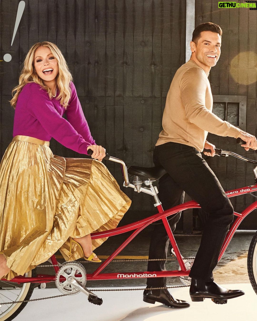 Kelly Ripa Instagram - Sharing the cover (with my lover) 😉 HR is going to love this!!! @People Magazine on newsstands Friday. 💕 @instasuelos #linkinstories