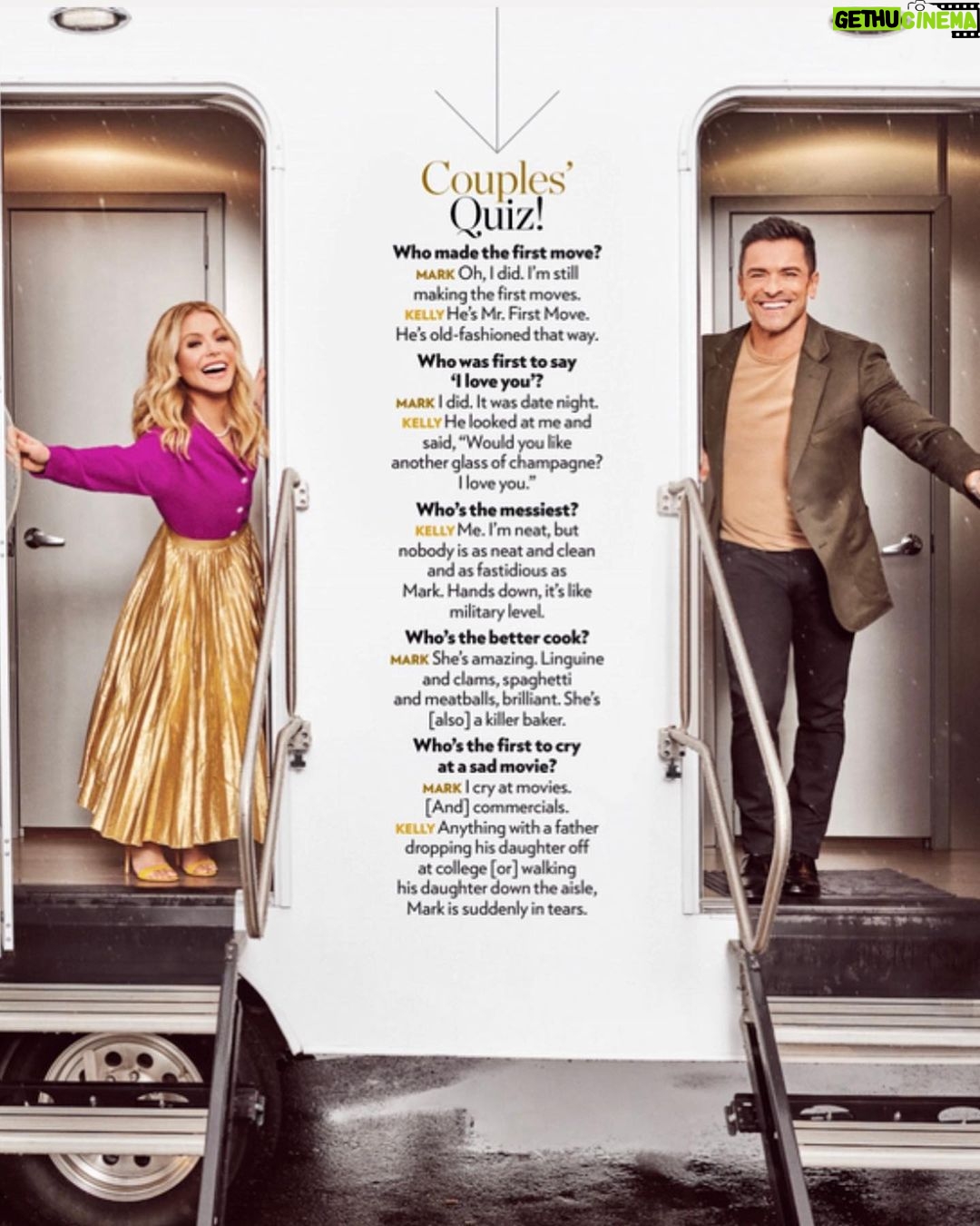 Kelly Ripa Instagram - Sharing the cover (with my lover) 😉 HR is going to love this!!! @People Magazine on newsstands Friday. 💕 @instasuelos #linkinstories