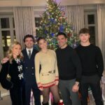 Kelly Ripa Instagram - Merry Christmas ♥️ the Consuelos family (dogs lasted for one photo, kids for two)