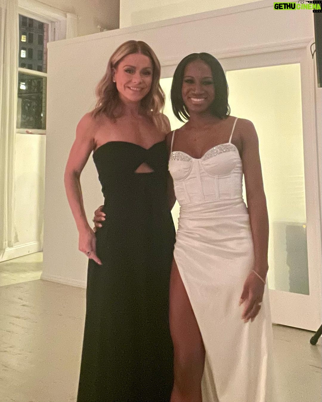 Kelly Ripa Instagram - About last night! If you haven’t seen @complexions_ballet yet, RUN to the @thejoycetheater today. Thank you @desmondrich7 @dwightrhodenchoreo for an evening of excellence in dance. 🩰
