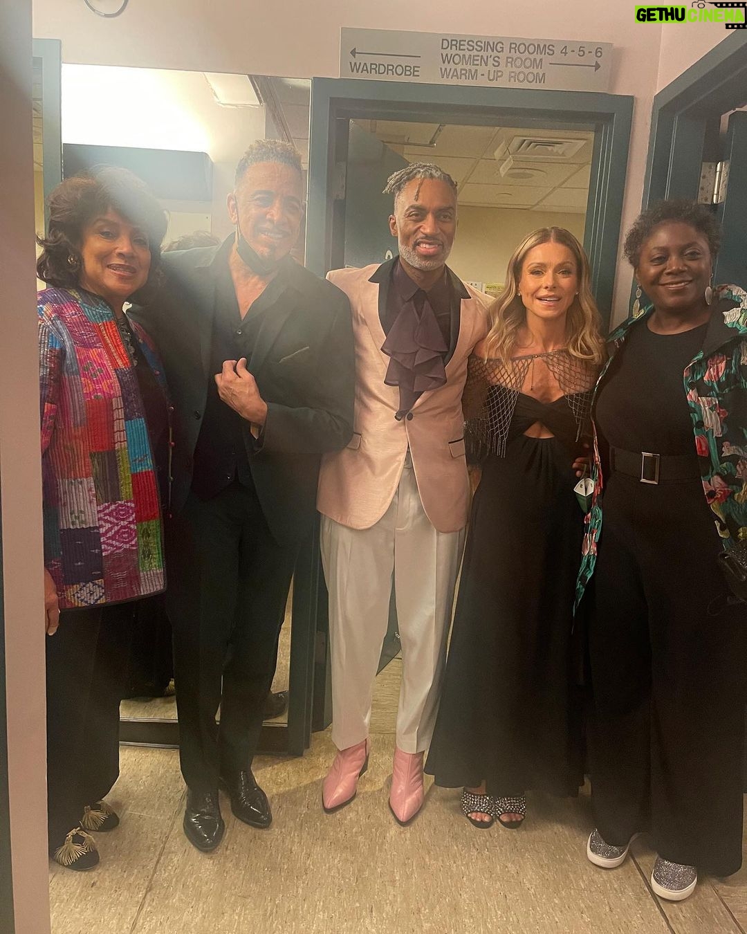 Kelly Ripa Instagram - About last night! If you haven’t seen @complexions_ballet yet, RUN to the @thejoycetheater today. Thank you @desmondrich7 @dwightrhodenchoreo for an evening of excellence in dance. 🩰