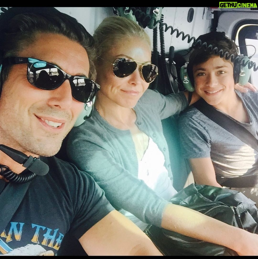Kelly Ripa Instagram - Happy birthday @davidmuirabc 🎉 🎂🎈🥳🎁 now get back to work! 😂