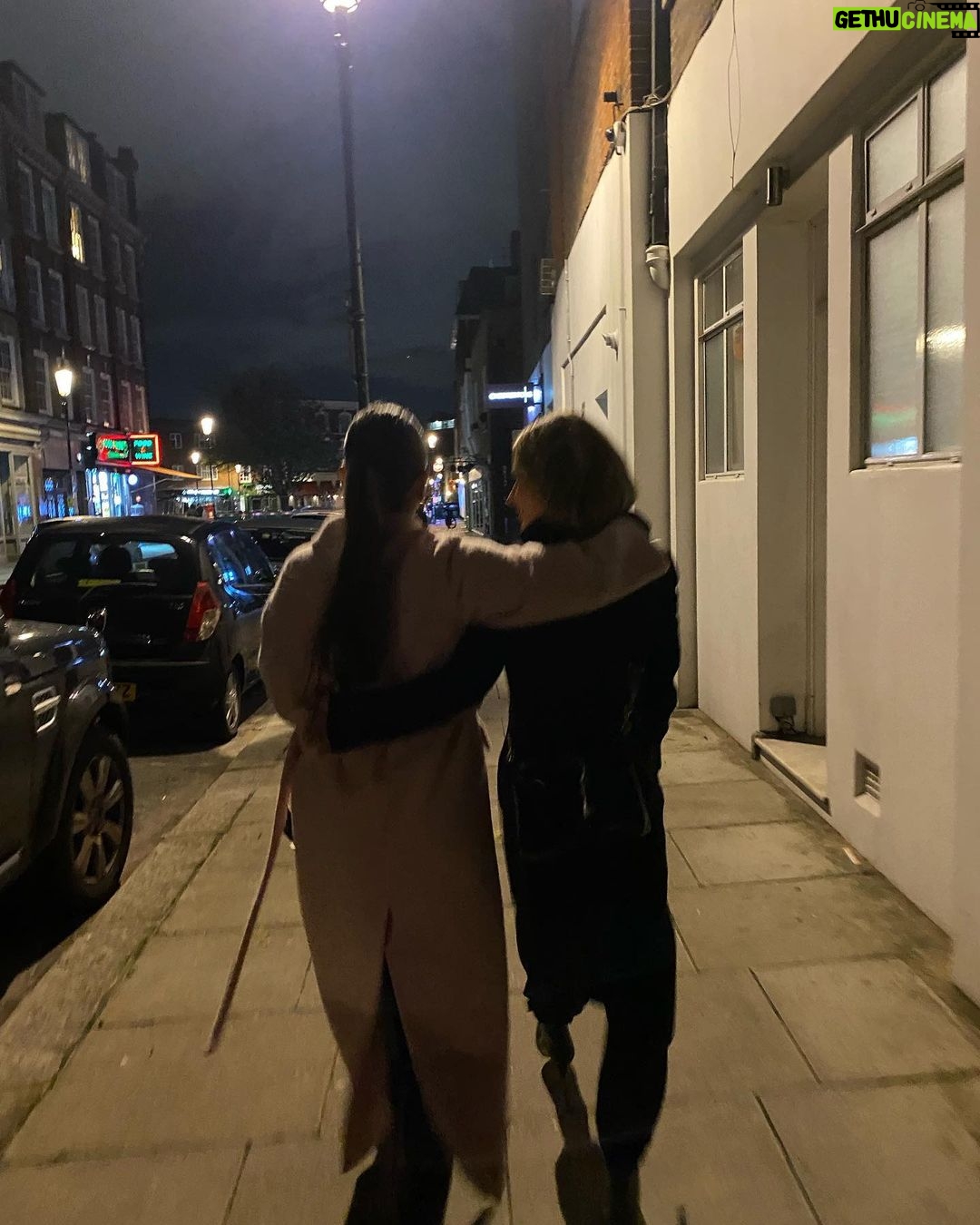 Kelly Ripa Instagram - Take me back……..Lola, London, and apparently lots of photos of us locomoting away 🇬🇧