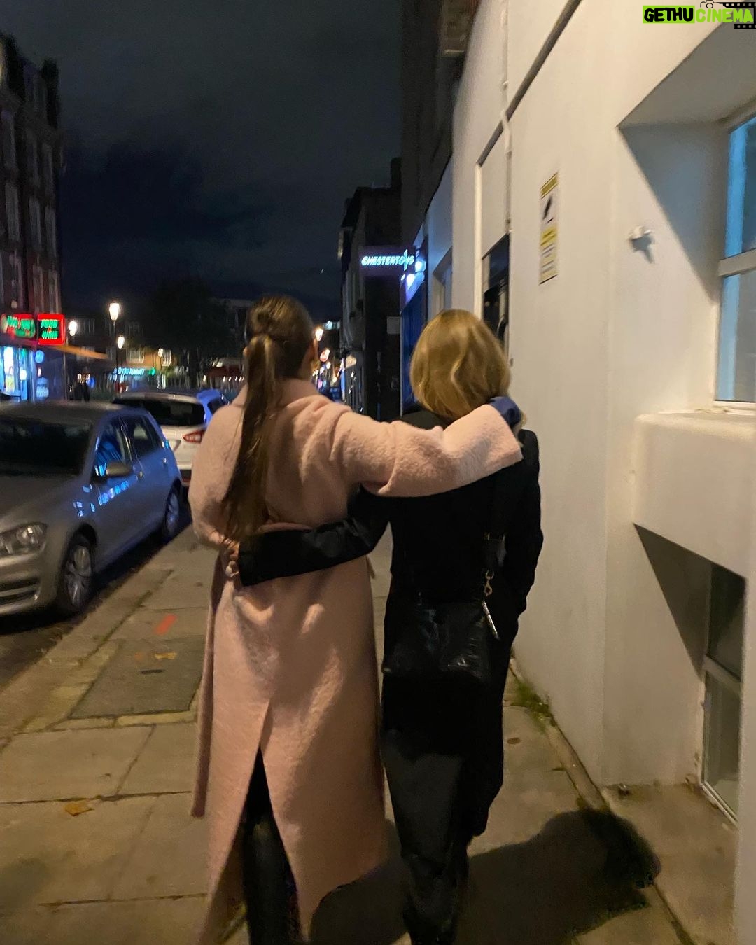 Kelly Ripa Instagram - Take me back……..Lola, London, and apparently lots of photos of us locomoting away 🇬🇧