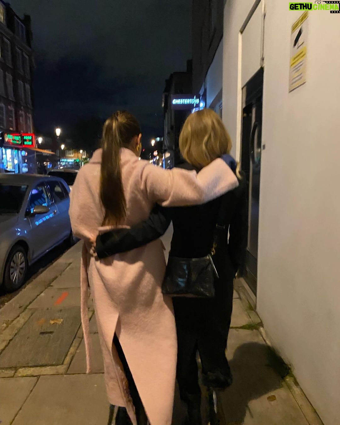 Kelly Ripa Instagram - Take me back……..Lola, London, and apparently lots of photos of us locomoting away 🇬🇧