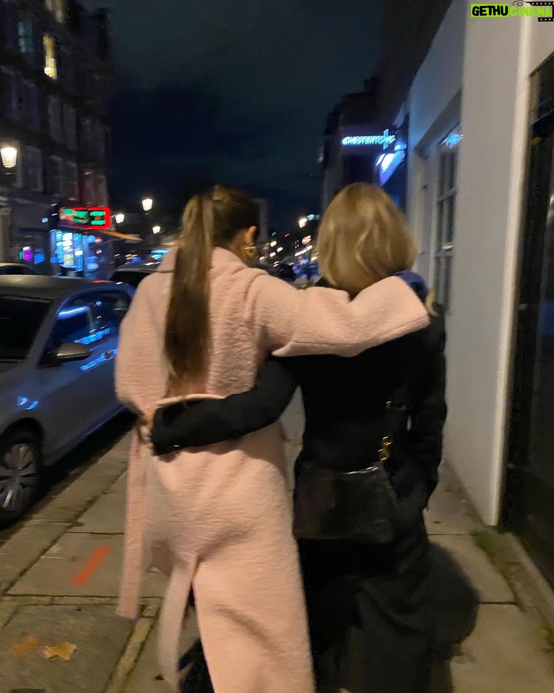 Kelly Ripa Instagram - Take me back……..Lola, London, and apparently lots of photos of us locomoting away 🇬🇧