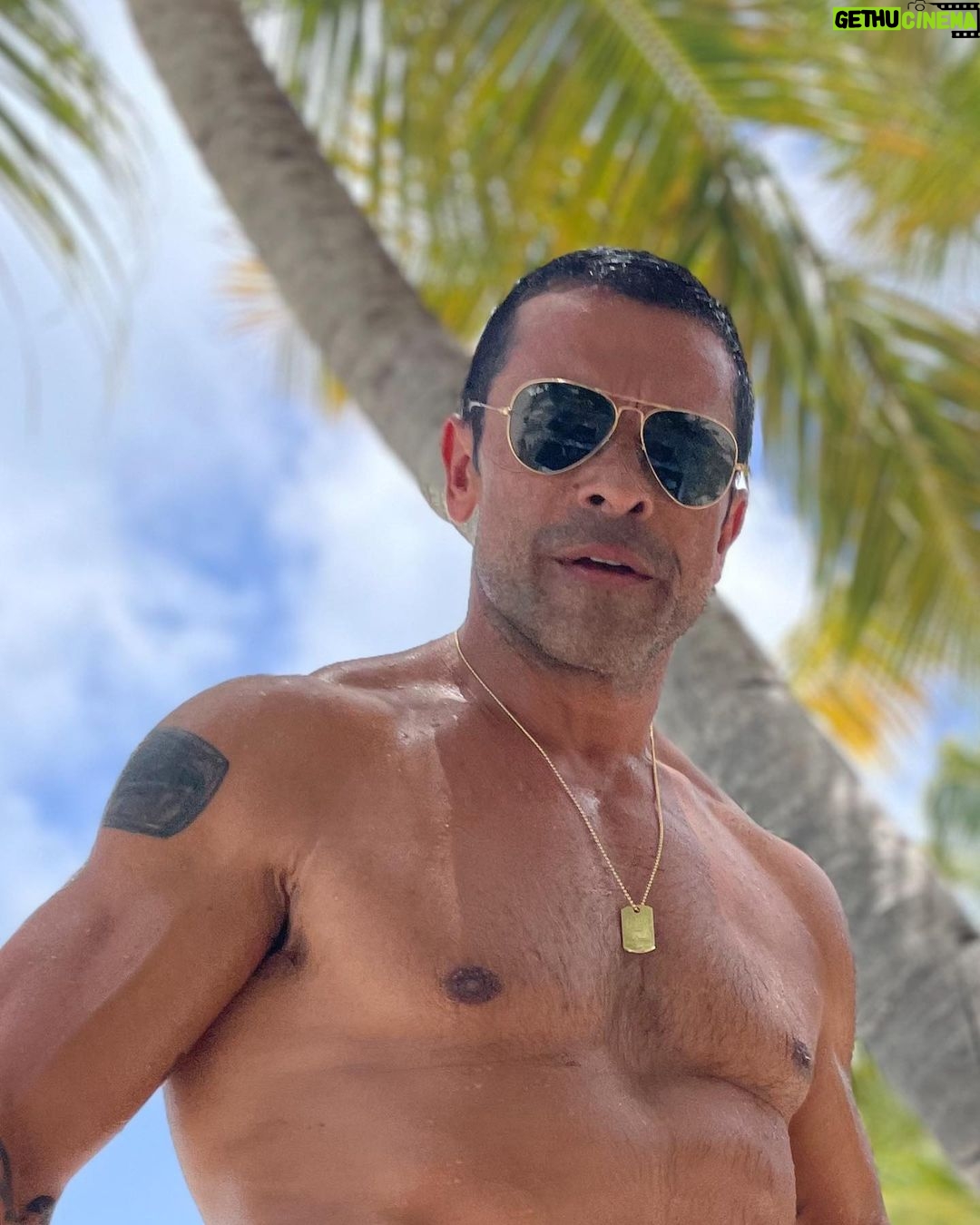 Kelly Ripa Instagram - A thirsty reminder to watch an all new #GenerationGap tonight at 9/8c on ABC😎🤩 (objects may be thirstier than they appear 💦)