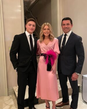 Kelly Ripa Instagram - I typically don’t post twice in one day, but this is a special occasion 💕
#gaynorgala 💚